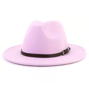 Sombrero fedora de lana morado claro con cinturon decorativo marron y hebilla metalica.