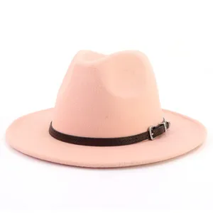 Sombrero fedora de fieltro rosa con hebilla de cinturón de cuero marrón, ala ancha elegante.