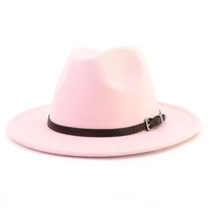 Primer plano del sombrero fedora de fieltro de lana rosa con cinturón marrón y hebilla de plata.