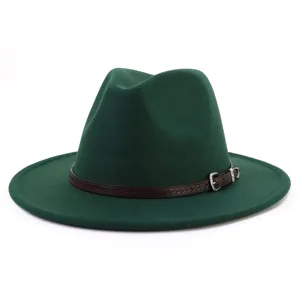 Detalle en primer plano del sombrero de fieltro verde oscuro con cinturón de cuero.