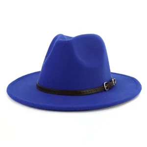 Sombrero fedora de fieltro azul con detalle de cinturón marrón, ala ancha invierno.