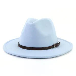 Sombrero fedora jazz de lana azul claro con cinturón marrón ala ancha moda otoño invierno.