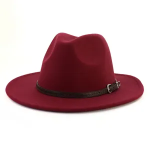 Vista detallada del elegante sombrero fedora burdeos con cinturon marron grabado y hebilla metalica.
