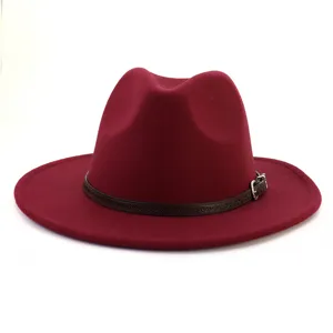 Clasico sombrero fedora de lana burdeos con cinturon de cuero marron para el otono invierno.