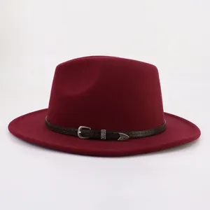 Sombrero fedora de lana de fieltro rojo vino con ala ancha y hebilla de metal detalle.