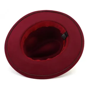 Detalle del forro interior del sombrero fedora burdeos con etiqueta de lavado.