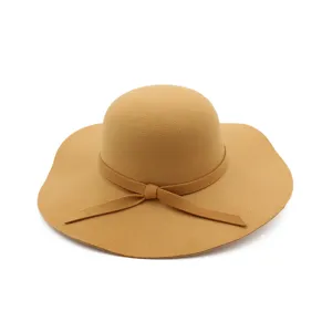 Detail van beige wollen vilten hoed met elegante koepelvorm en mooie lint versiering.