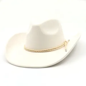 Beige Wildleder Western Cowboy Hut Detail zeigt geflochtenes Seil und elegante Krempe.