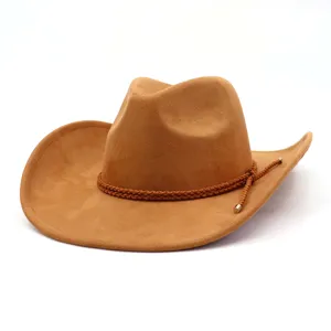 Detailaufnahme des braunen Wildleder-Cowboyhuts mit strukturierter Textur und geflochtenem Band.