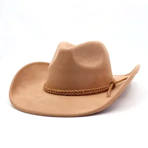Detailansicht des beigen Wildleder-Cowboyhuts mit feiner geflochtener Kordel und Textur.