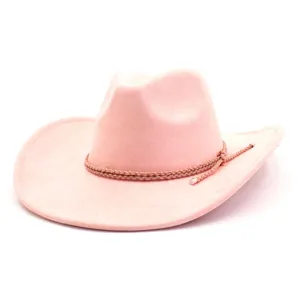 Nahaufnahme eines rosafarbenen Wildleder-Cowboyhuts mit geflochtenem Band und Metallenden.