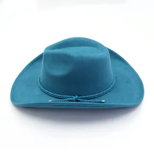 Detaillierte Nahaufnahme des blauen Wildleder-Cowboyhuts mit stilvollem geflochtenem Band.
