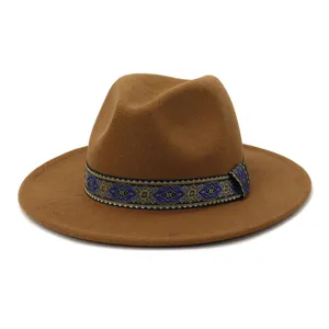 Detailfoto van een bruine viltfedora hoed met een stijlvolle blauwe geweven band.