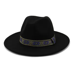 Gedetailleerd overzicht van zwarte vilten hoed met blauw gouden etnische lintband.
