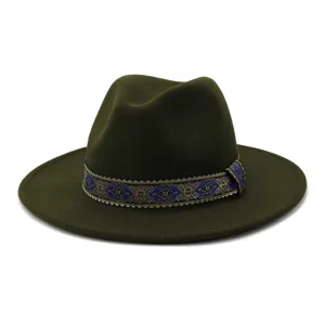 Gedetailleerd zicht op de donkergroene wollen fedora hoed met geweven band en brede vlakke rand.
