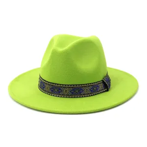 Gedetailleerd overzicht van de heldergroene viltfedora met een etnische patroonband.