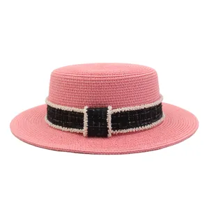 Rosa Strohhut für Damen, elegant mit schwarzem Tweed-Band und feiner Perlenverzierung.