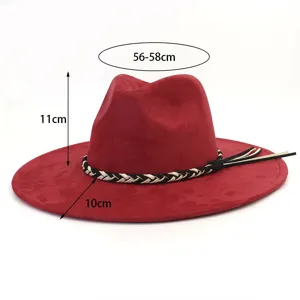 Rode suède fedora hoed met gevlochten band, kroon van 11cm en brede rand van 10cm.