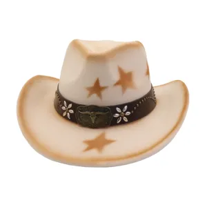 Gros plan du chapeau de cowboy occidental avec imprimé étoile et boucle de taureau métallique.