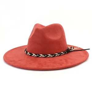 Gedetailleerd uitzicht op de rode suède fedora hoed met zijn zwart-witte gevlochten band.