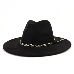 Detail van zwarte suède fedora hoed, versiert met een stijlvolle zwart-witte gevlochten band.
