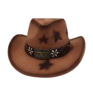 Vue détaillée chapeau cowboy marron avec peinture étoile et boucle crâne de taureau.