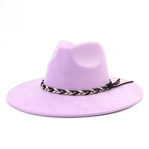 Paarse faux suede fedora hoed voorzien van stijlvolle gevlochten band en brede rand.