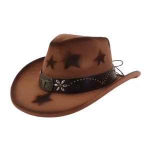 Détail de chapeau cowboy western marron avec motif étoilé, boucle de taureau et rivets.