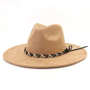 Gedetailleerde close-up van een stijlvolle beige suède fedora hoed met een gevlochten band.