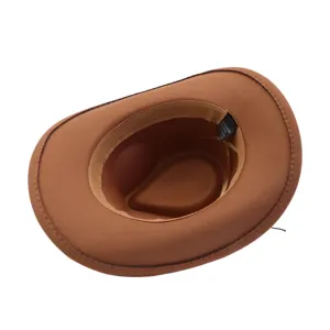 Vue détaillée de la bande anti-sueur intérieure et de l'étiquette d'un chapeau de cow-boy.