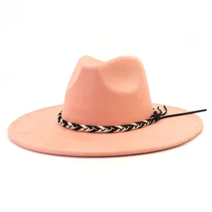Roze suède fedora hoed detail, met prachtige zwart-witte gevlochten touwdecoratie.