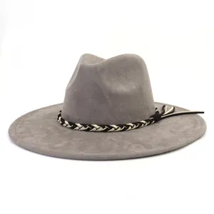 Grijs suède fedora hoed met zwart-witte gevlochten band en elegant breed rand detail.