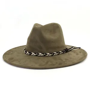 Gedetailleerd close-up van de stijlvolle suède fedora hoed met zwart-wit gevlochten band.