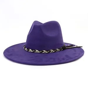 Detailopname van de paarse suède fedora hoed, met de elegante zwart-witte gevlochten band.