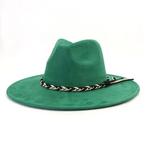 Detail groene suède fedora hoed, brede rand klassieke herenstijl met gevlochten band.
