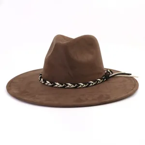 Gedetailleerd overzicht van de bruine suède fedora hoed met stijlvolle zwart-witte gevlochten band.