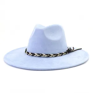 Detailopname van de lichtblauwe suède fedora met een stijlvolle zwart-witte gevlochten band.