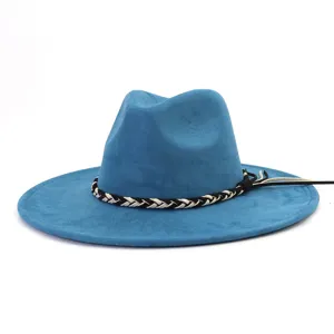 Detail van blauwe suède fedora hoed, gevlochten bicolor rand, brede platte rand