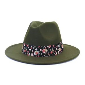 Primer plano del sombrero de fieltro verde que muestra su detallada cinta floral.