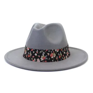 Vista detallada sombrero fedora de lana gris con cinta floral, ala plana tipo jazz hat