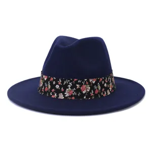 Clásico sombrero fedora de lana azul marino con elegante detalle de banda floral negra.