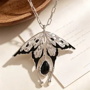 Vue macro détaillée du collier pendentif papillon de nuit en argent et pierre noire
