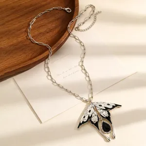 Détail d'un collier pendentif hirondelle argenté avec une pierre noire en forme de goutte