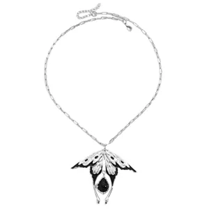 Vue détaillée d'un collier pendentif oiseau hirondelle argenté avec une gemme noire
