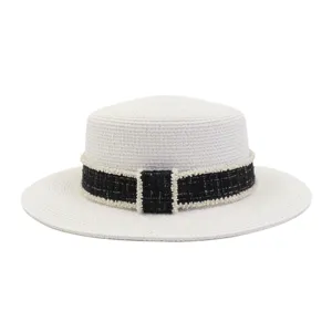 Detailaufnahme des Stroh-Booterhutes für Damen mit schickem schwarzem Tweedband und Perlenbesatz.