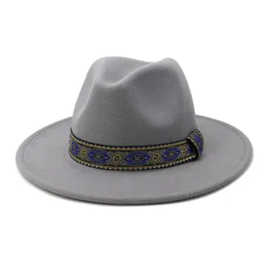 Grijs wollen vilt fedora hoed detail met blauw en goud geweven geometrisch patroon band.