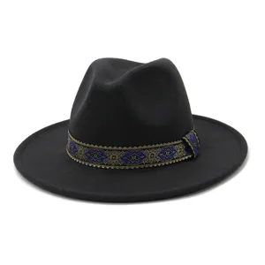 Klassieke zwarte wollen vilt fedora hoed met blauw en goud geweven etnische lintband.