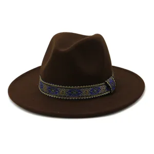 Gedetailleerd close-up van de bruine wollen fedora hoed met prachtig blauw-gouden weefband.