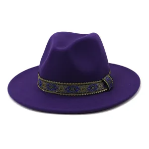 Detailopname van een paarse wollen fedora hoed met een unieke etnische geweven band.