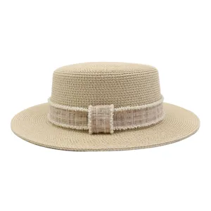 Detailansicht Damen Strohhut mit Tweed und Perlenband fuer sommerlichen Strand Outdoor Schutz.